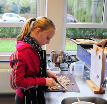 Leerlingen leren spelenderwijs rekenen door actie verhuisbedrijf. Mondial Movers
